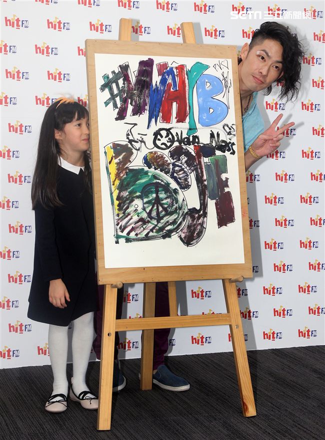 吳建豪新專輯《#MWHYB 音樂不羈》已經正式發行 ，層在人氣節目《爸爸去哪兒》客串與夏天的互動感動了許多觀眾，兩人一起畫畫，再現彼此間的好感情。（記者邱榮吉/攝影）