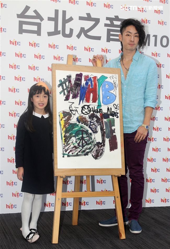 吳建豪新專輯《#MWHYB 音樂不羈》已經正式發行 ，層在人氣節目《爸爸去哪兒》客串與夏天的互動感動了許多觀眾，兩人一起畫畫，再現彼此間的好感情。（記者邱榮吉/攝影）