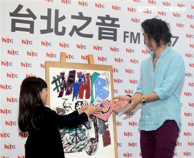 吳建豪新專輯《#MWHYB 音樂不羈》已經正式發行 ，層在人氣節目《爸爸去哪兒》客串與夏天的互動感動了許多觀眾，兩人一起畫畫，再現彼此間的好感情。（記者邱榮吉/攝影）