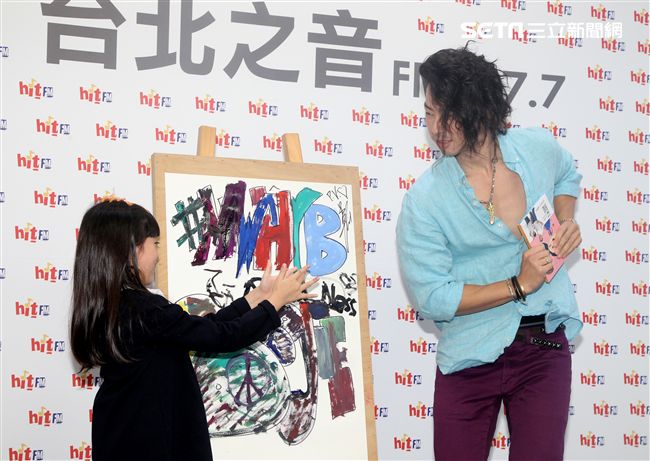 吳建豪新專輯《#MWHYB 音樂不羈》已經正式發行 ，層在人氣節目《爸爸去哪兒》客串與夏天的互動感動了許多觀眾，兩人一起畫畫，再現彼此間的好感情。（記者邱榮吉/攝影）