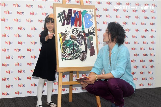 吳建豪新專輯《#MWHYB 音樂不羈》已經正式發行 ，層在人氣節目《爸爸去哪兒》客串與夏天的互動感動了許多觀眾，兩人一起畫畫，再現彼此間的好感情。（記者邱榮吉/攝影）