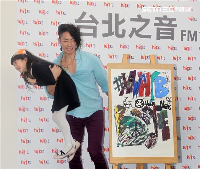 吳建豪新專輯《#MWHYB 音樂不羈》已經正式發行 ，層在人氣節目《爸爸去哪兒》客串與夏天的互動感動了許多觀眾，兩人一起畫畫，再現彼此間的好感情。（記者邱榮吉/攝影）