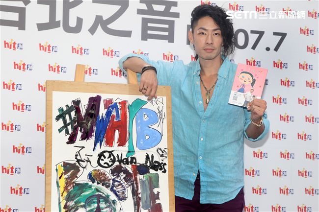 吳建豪新專輯《#MWHYB 音樂不羈》已經正式發行 ，層在人氣節目《爸爸去哪兒》客串與夏天的互動感動了許多觀眾，兩人一起畫畫，再現彼此間的好感情。（記者邱榮吉/攝影）