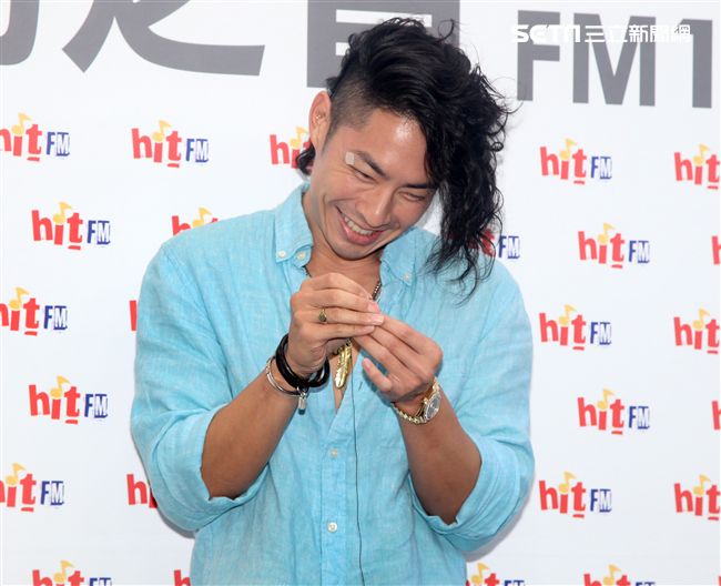 吳建豪新專輯《#MWHYB 音樂不羈》已經正式發行 ，層在人氣節目《爸爸去哪兒》客串與夏天的互動感動了許多觀眾，兩人一起畫畫，再現彼此間的好感情。（記者邱榮吉/攝影）