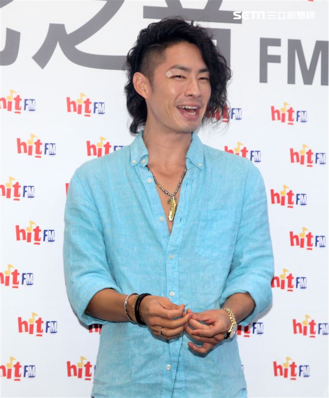 吳建豪新專輯《#MWHYB 音樂不羈》已經正式發行 ，層在人氣節目《爸爸去哪兒》客串與夏天的互動感動了許多觀眾，兩人一起畫畫，再現彼此間的好感情。（記者邱榮吉/攝影）