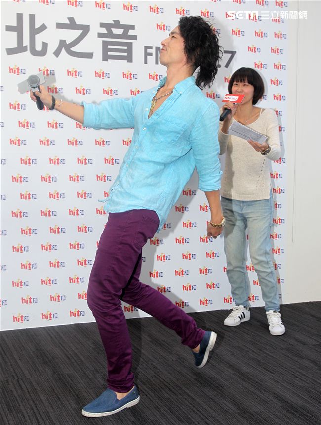 吳建豪新專輯《#MWHYB 音樂不羈》已經正式發行 ，層在人氣節目《爸爸去哪兒》客串與夏天的互動感動了許多觀眾，兩人一起畫畫，再現彼此間的好感情。（記者邱榮吉/攝影）