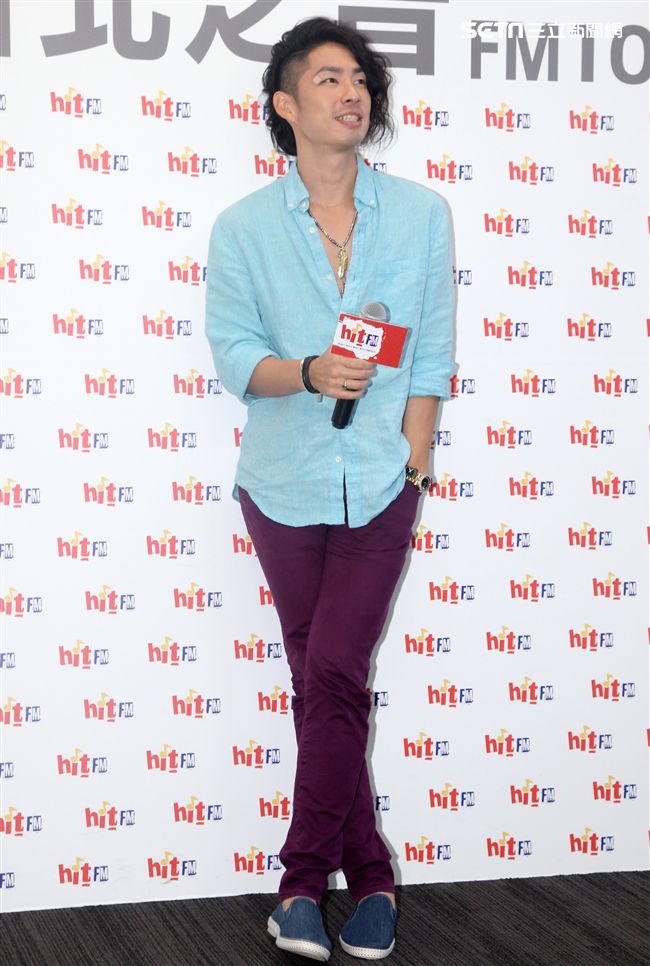 吳建豪新專輯《#MWHYB 音樂不羈》已經正式發行 ，層在人氣節目《爸爸去哪兒》客串與夏天的互動感動了許多觀眾，兩人一起畫畫，再現彼此間的好感情。（記者邱榮吉/攝影）