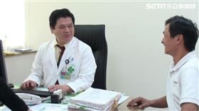 醫師徐少克向患者解說微創脊椎千斤頂手術。（圖／童綜合醫院提供）