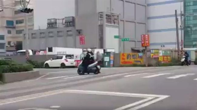 老婆婆緩慢過馬路　超暖員警陪伴擋車