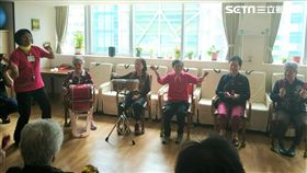 西湖日間照顧中心安排樂器打擊課程，讓長者們透過音樂增進互動。（圖／楊晴雯攝）