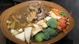 寒冷,天氣,冷,溫補,補身,溫暖,上湯何首薑母鴨,何首烏,雞骨,豬骨,熬煮-圖／中央社提供