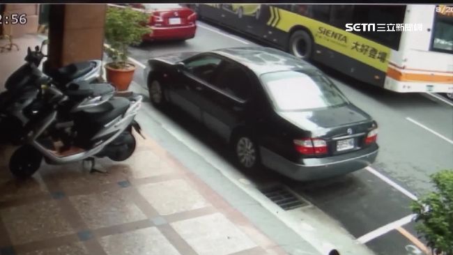 獨／公車門夾人害摔　嬤倒地腿遭輾斷