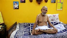 16:9
挑戰世界最長壽人瑞　印度男靠禁慾、瑜珈活120歲
圖／翻攝自hindustantimes
http://www.hindustantimes.com/india-news/swami-sivananda-oldest-man-ever-says-no-sex-no-spice-daily-yoga-key-to-age/story-TfNv8QsC670tfP7lTIfSWP.html