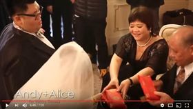 土豪婚禮,厚重紅包(翻攝自YouTube)