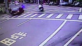 簡翁遭撞飛。翻攝畫面