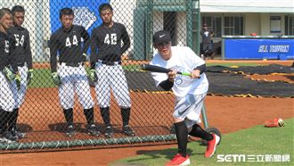 陽岱鋼現身棒球營　親自示範短打技巧