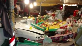 轎車閃避違規騎士　撞水果攤釀3傷