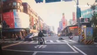 搶快闖黃燈遭撞飛　騎士翻滾3圈重摔
