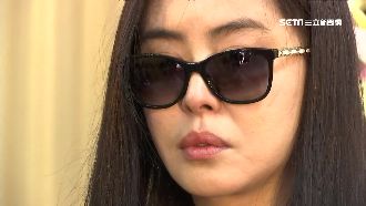 王祖賢久違露面　現身父王耀煌告別式