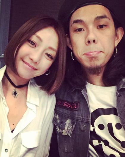 謝欣穎前未婚夫梁士華(右)爆欠債不還。(圖/翻攝自謝欣穎IG)
