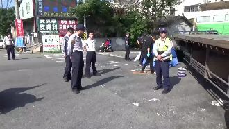 疑視線死角　單車婦人遭拖板車輾斃