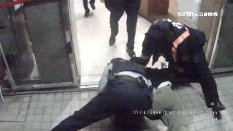 不滿結帳慢大鬧超商　醉男還害警骨折