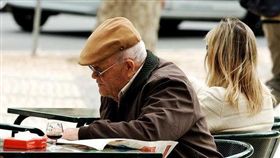 醫師表示，失智除了記憶力變差外，還同時有個性的改變、語言能力減退等。(圖／Flikr　CC授權／原作者Pedro Ribeiro Simões／網址http://bit.ly/1OEUEQz)