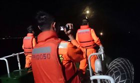 基隆籍「金瑞益88號」漁船，9日晚間在新北市石門外海沉沒，友船救起1名中國籍漁工，船上其餘7人下落不明，海巡出動10日漏夜搜救。（基隆海巡隊提供）中央社記者黃旭昇基隆市傳真  105年12月10日