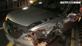 疑恍神路況不熟釀車禍　轎車自撞施工護欄