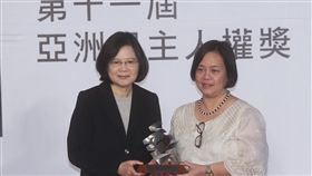 總統頒發亞洲民主人權獎（1）
總統蔡英文（左）10日在民主基金會出席「第11屆亞洲
民主人權獎」頒獎典禮，頒獎給「亞洲反非自願失蹤聯
盟」秘書長巴卡爾索女士（Mary Aileen Diez-Bacalso
）（右）。
中央社記者鄭傑文攝 105年12月10日