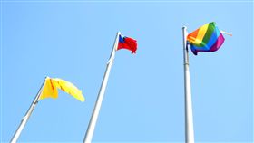 台中市政大樓廣場升彩虹旗
為表達支持同志爭取權益的立場，台中市政府從10日起
分別在新市政大樓（圖）、豐原陽明大樓及州廳3處，
升起彩虹旗，象徵人人都有相愛成家的權利。
中央社記者廖壬楷攝 105年12月10日