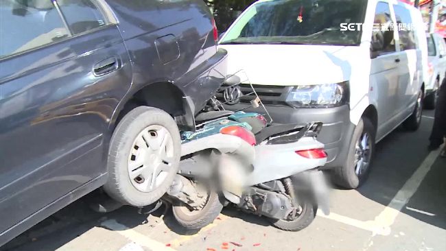 轎車失控「倒退嚕」　暴衝猛撞5車