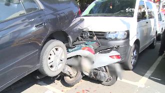 轎車失控「倒退嚕」　暴衝猛撞5車