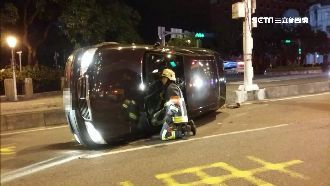 又是酒駕惹的禍！為了閃小黃自撞翻車