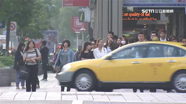 夾縫中求生存！三明治小姐成社會縮影