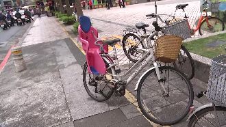 立委擬解禁單車雙載　可合法載小孩