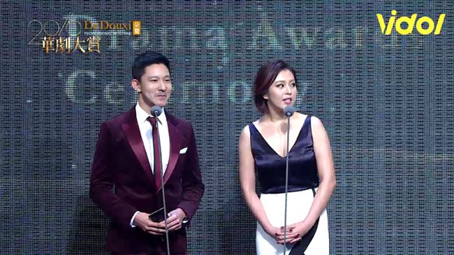 華賞／偕立威廉頒獎　言言裝嫩逗粉絲