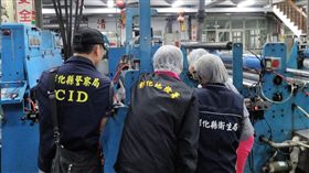 彰化地檢署10日表示，彰化縣芳苑鄉一家塑膠公司製造食品容器，卻使用回收塑膠粒料當原料，違反食安法規，成品流向美式大賣場。圖為檢方9日進廠搜索。（檢方提供）中央社記者蕭博陽彰化縣傳真 105年12月10日 16:9