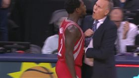 Patrick Beverley與Mike D'Antoni撞胸（圖／翻攝自YouTube）