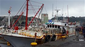 漁船「金瑞益88號」9日晚間在石門外海遭大浪襲擊翻覆，友船「凱聖6號」救起漁工林謀德，其餘7人失蹤。「凱」船船長陳恆祥說，救一個算一個，但可惜最後只找到1人。（圖／中央社）