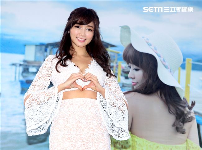 成語蕎寫真慶功簽書會，性感抱枕、毛巾貼身粉絲。（記者邱榮吉/攝影）