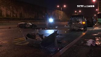 轎車違停路邊睡覺　遭重機高速衝撞