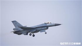 台中清泉崗空軍基地26日對外公開營區參觀，F16戰機單機操演　圖／記者林敬旻攝