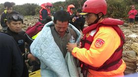 漁船翻覆擱淺 大陸船員獲救（2）
「金」船受海流影響，往岸際漂流，擱淺於石門，經海巡警消搶救，順利救起大陸船員林謀福（中）。（海巡提供）