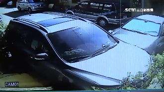 疑停車被擋到　男子倒車後往前撞鄰車