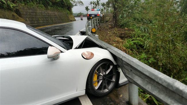 藝人黃文豪出車禍　保時捷車頭撞爛