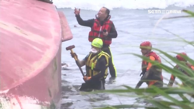 翻船38時怒海劫！船員喝尿求生獲救