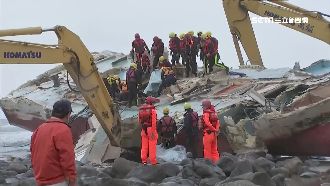 富貴角漁船翻覆　漁工躲「氣穴」保命