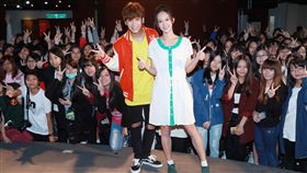 歌手鼓鼓（前左）11日舉辦新歌「為愛而愛」 MV首播 兼粉絲見面會，邀請200名歌迷一同欣賞MV作品，MV中 的女主角孟耿如（前右）也到場同樂、分享拍攝MV的趣 事。 （相信音樂提供）