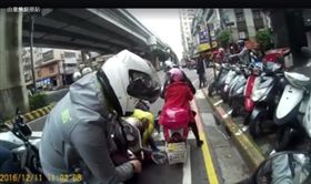 別再滑了！等紅綠燈撿手機　油門不放撞倒其他機車騎士
圖翻攝自童煥庭／重機車友▕ 各區路況、天氣回報中心
https://www.facebook.com/groups/R.C.W.R.C.T/